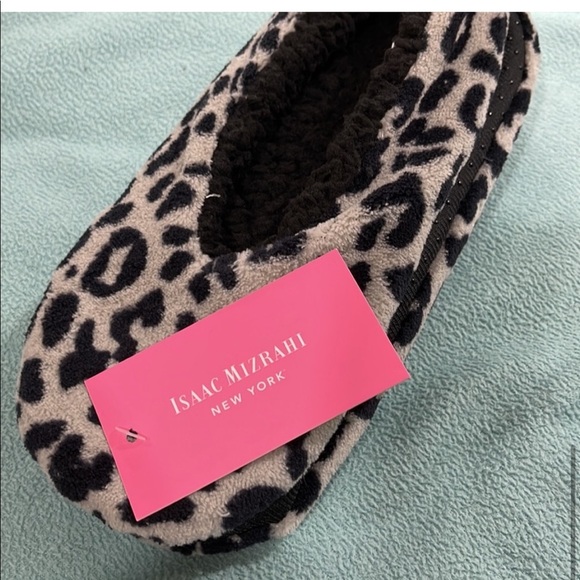 ISAAC MIZRAHI Sherpa Leopard Slippers - Picture 4 of 8